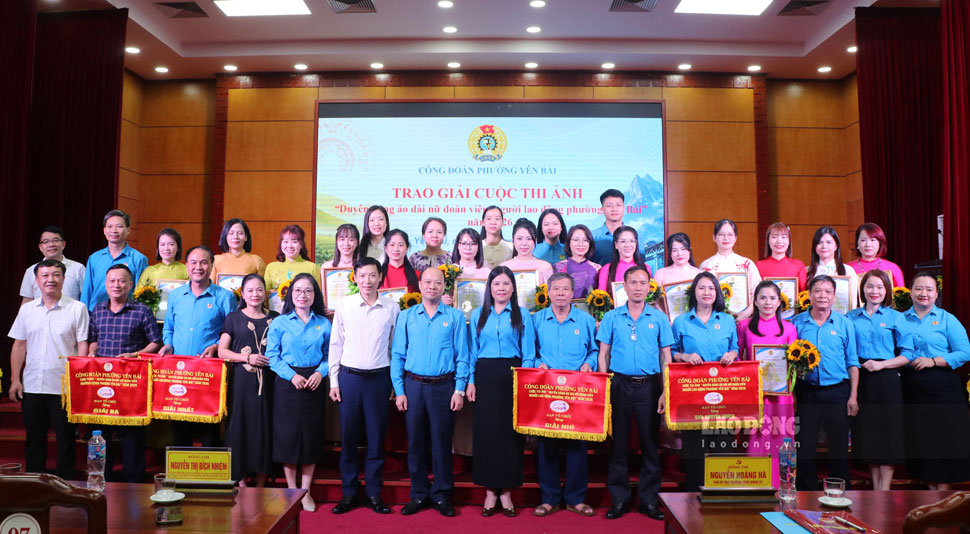 18 grassroots trade unions participate in the Ao Dai photo contest. Photo: Manh Hung