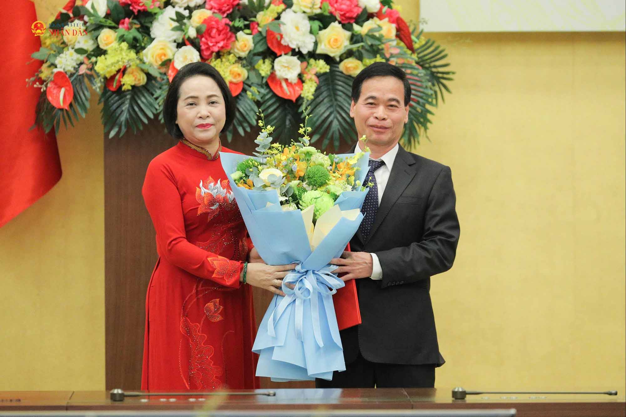 La membre du Comité central du Parti, vice-présidente de l'Assemblée nationale Nguyễn Thị Thanh remet la résolution au camarade Nguyễn Mạnh Cường, assistant de la vice-présidente de l'Assemblée nationale Nguyễn Khắc Định. Photo: Quochoi. vn
