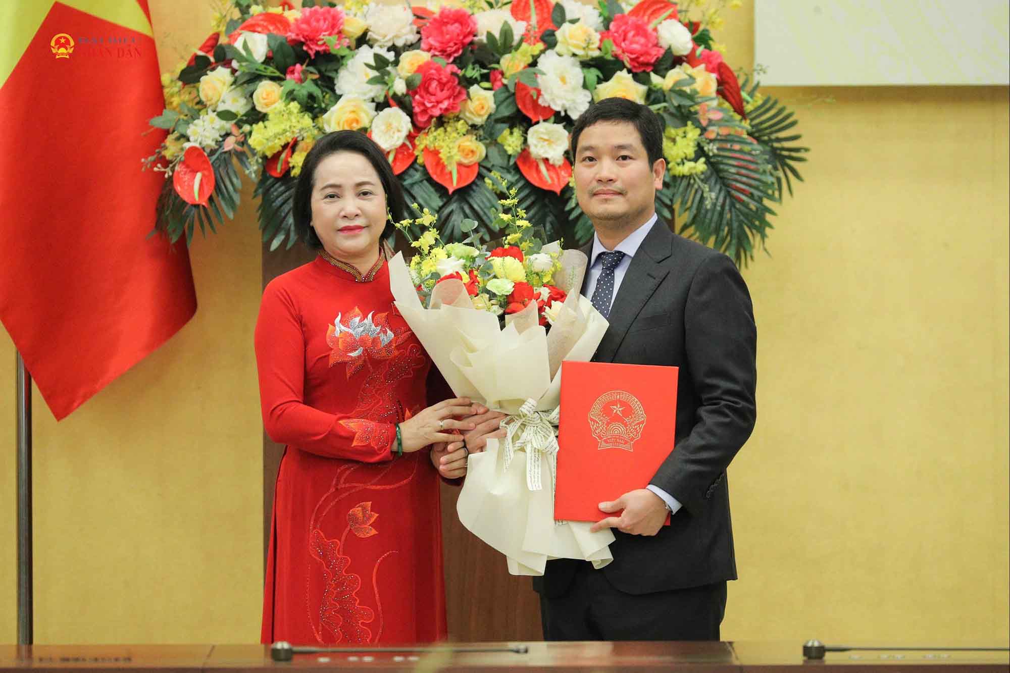 Phó Chủ tịch Quốc hội Nguyễn Thị Thanh trao Nghị quyết cho đồng chí Hà Văn Thắng, Trợ lý Phó Chủ tịch Quốc hội Nguyễn Thị Thanh. Ảnh: Quochoi.vn