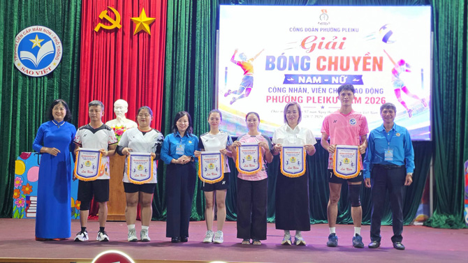 Ward Trade Union awards emulation flags to competing teams. Photo: Ba Binh