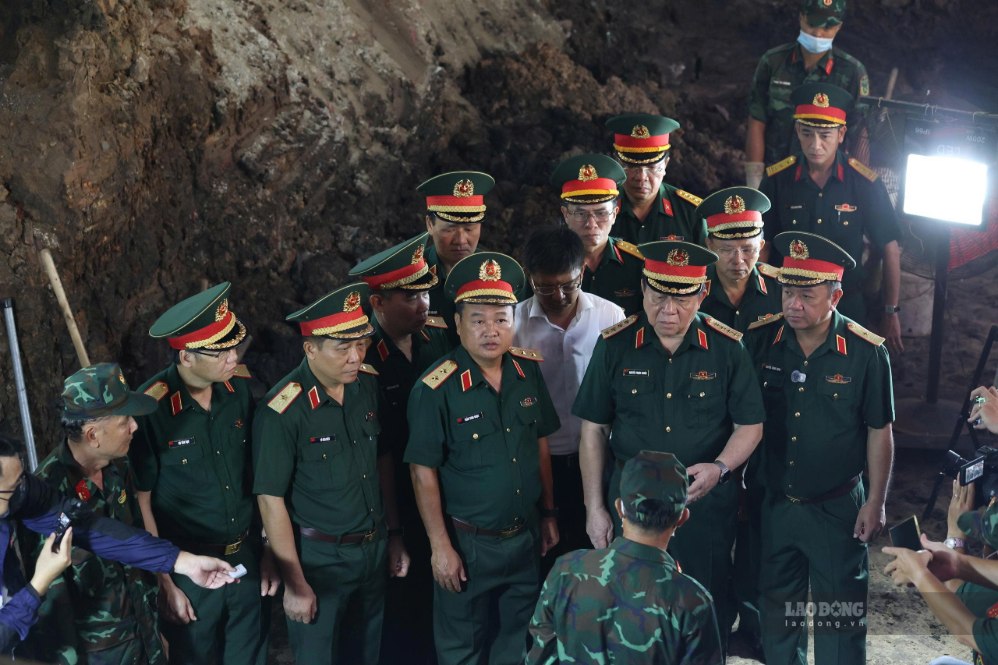 Đại tướng Nguyễn Trọng Nghĩa kiểm tra công tác tìm kiếm hài cốt liệt sĩ ở Công viên Lê Thị Riêng. Ản: Anh Tú