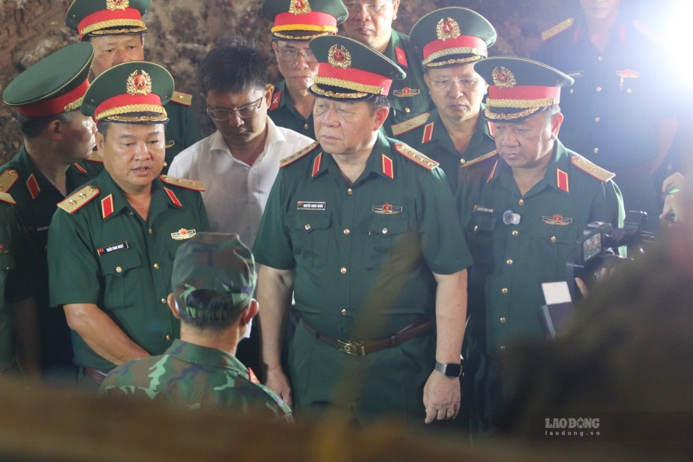 General Nguyen Trong Nghia - Member of the Politburo, Secretary of the Party Central Committee, Member of the Standing Committee of the Central Military Commission, Head of the General Department of Politics of the Vietnam People's Army - inspects the work of searching for martyrs' remains at Le Thi Rieng Park. Photo: Anh Tu