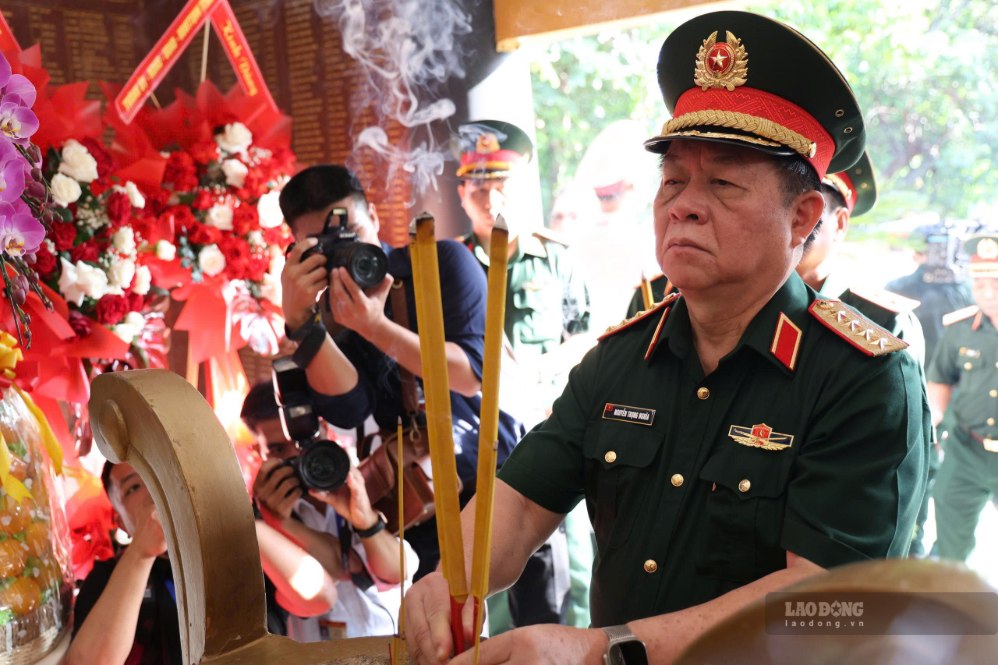 Đại tướng Nguyễn Trọng Nghĩa dâng hương tại bia tưởng niệm các Anh hùng liệt sĩ ở Công viên Lê Thị Riêng. Ảnh: Anh Tú