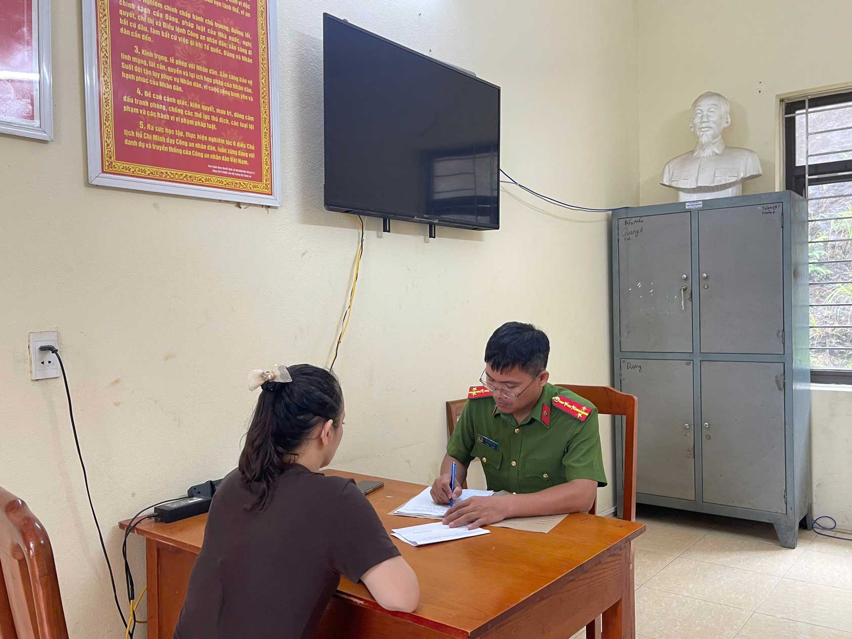 Van Phu Ward Police working with the owner of the accommodation facility fined for violating regulations on temporary residence declaration for foreigners. Photo: Lao Cai Police