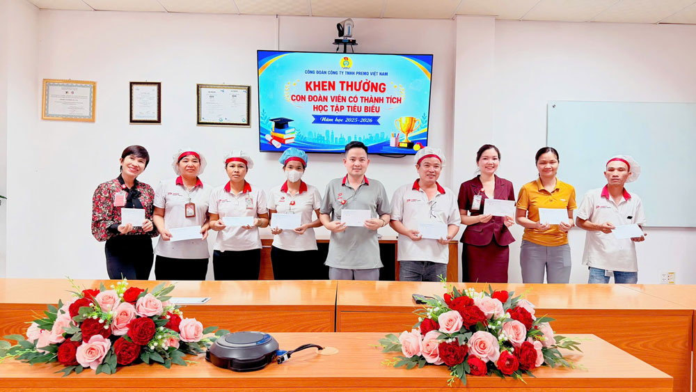 The Trade Union of Premo Vietnam Co., Ltd. organized a program to reward union members' children with typical academic achievements in the 2025–2026 school year. Photo provided by Da Nang Trade Union