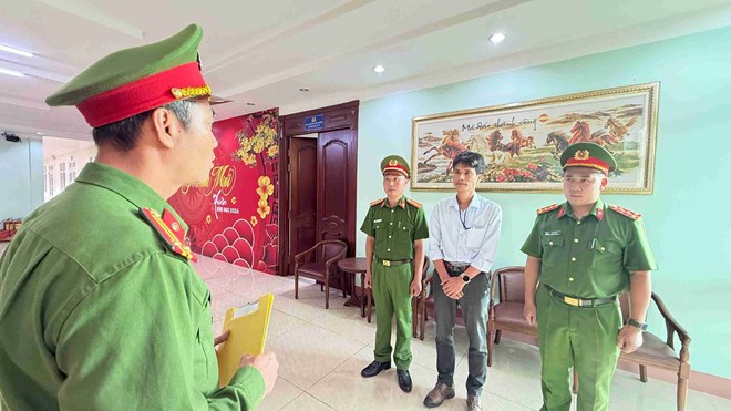 Đối tượng Trần Đình Hải bị khởi tố, xử lý sau khi có hành vi sản xuất, buôn bán phân bón giả. Ảnh: Công an cung cấp