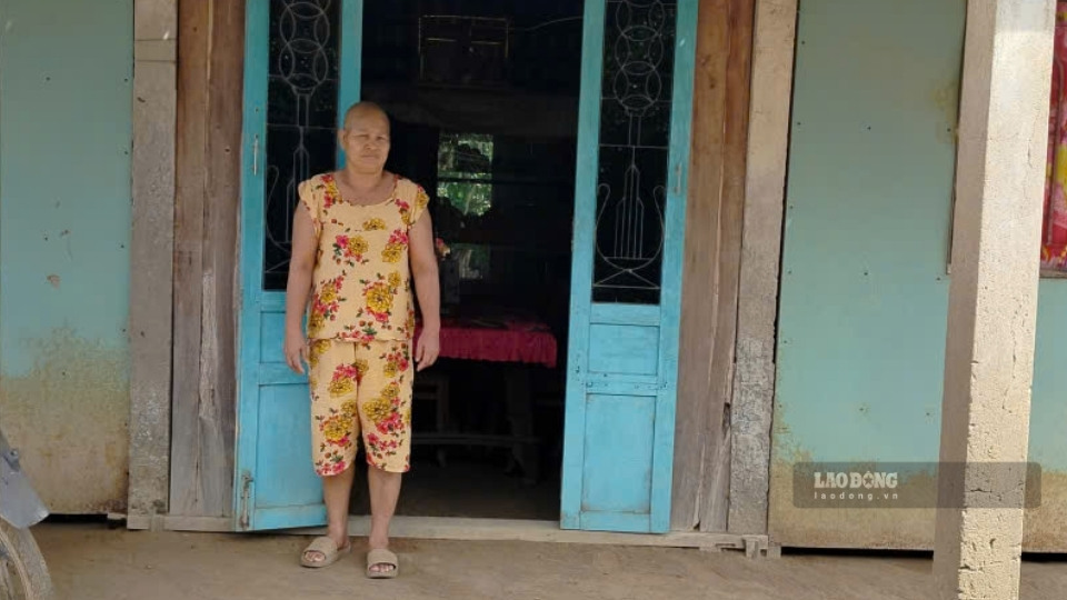 Ms. Dinh Thi Trang is fighting breast cancer, diabetes and high blood pressure in particularly difficult circumstances. Photo: Hoang Loc