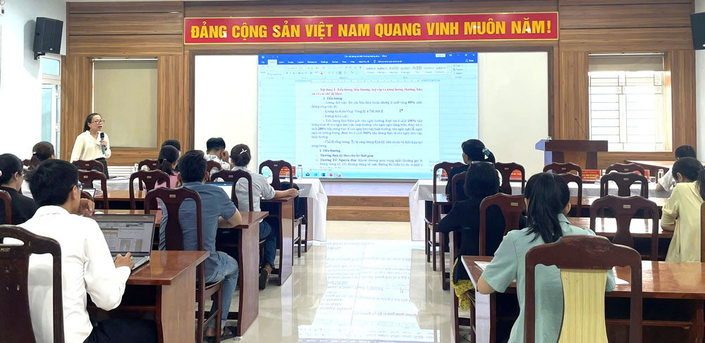 Thanh Khe Ward Trade Union, Da Nang trains in building, negotiating and signing collective labor agreements for grassroots trade unions in the area. Photo provided by Thanh Khe Trade Union