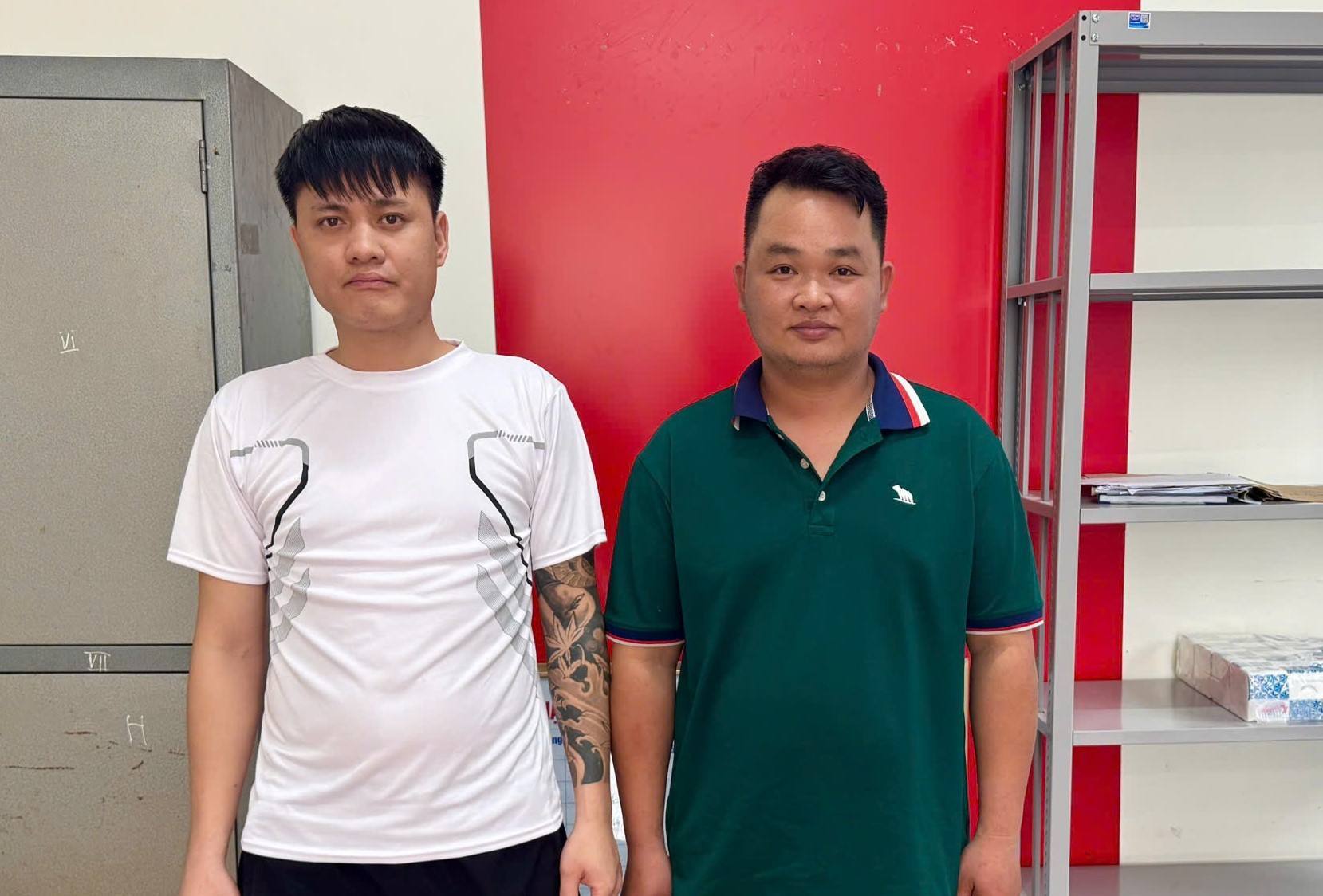 Nguyễn Huy Hoàng (áo trắng) và Nông Xuân Vĩ bị bắt giữ vì cá độ bóng đá. Ảnh: Công an Cao Bằng