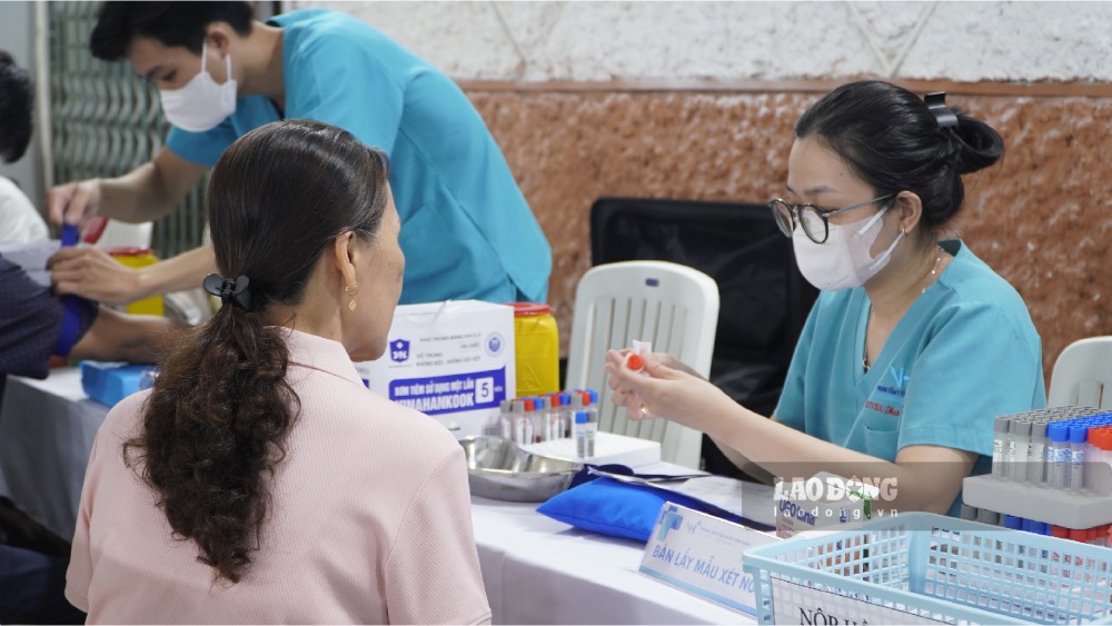 Union members and workers are screened for the risk of dangerous diseases; examined, consulted for treatment of eye diseases and provided with free medicine. Photo: Nguyen Anh