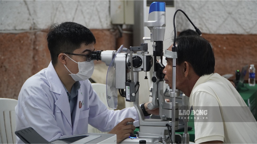 Khám, tư vấn điều trị các bệnh lý về mắt cho đoàn viên, NLĐ. Ảnh: Nguyên Anh