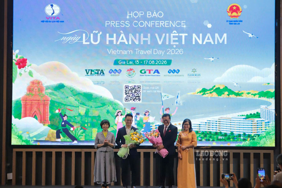 The Organizing Committee presents flowers in gratitude to sponsors on Vietnam Travel Day 2026. Photo: Hoai Phuong