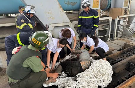Police rescue young man trapped under Thang Long bridge girder. Photo: Hanoi Police