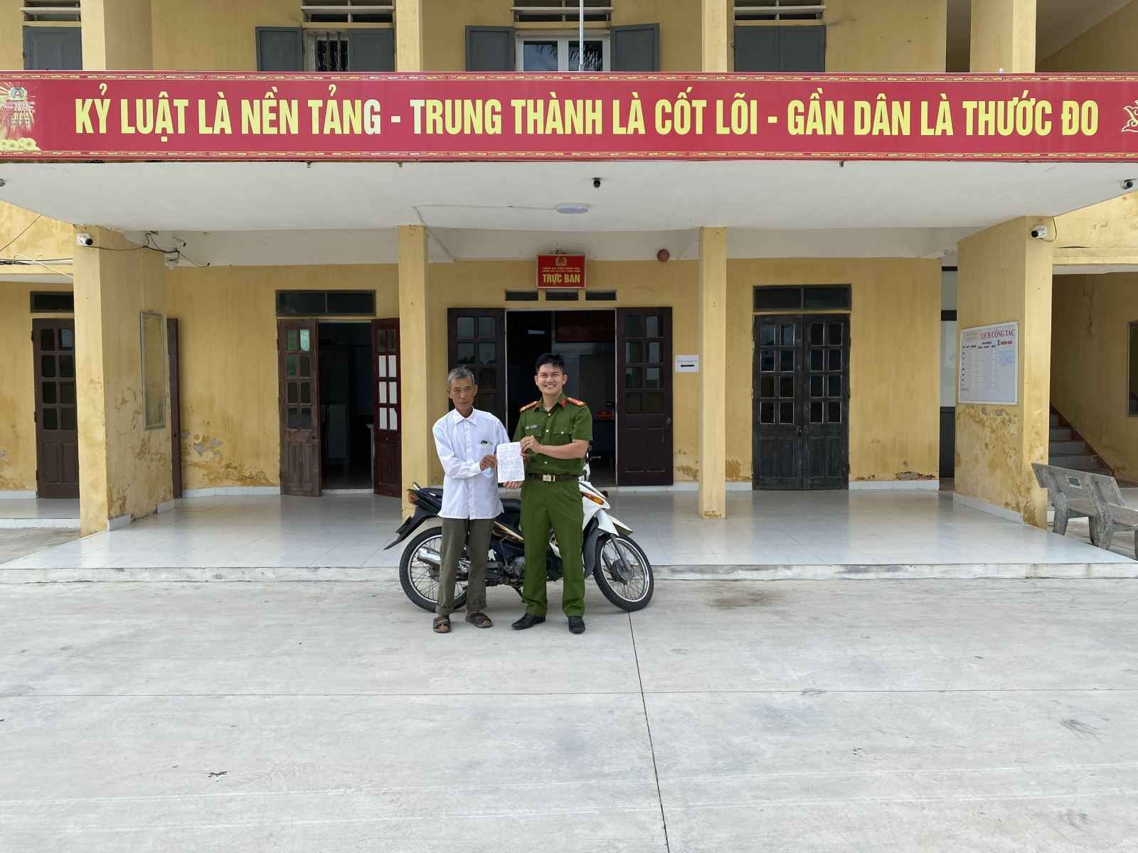 Mr. Nguyen Trong Tuynh's family sent a thank-you letter to Tay Thai Ninh Commune Police for promptly taking the victim to the emergency room. Photo: Hung Yen Provincial Police