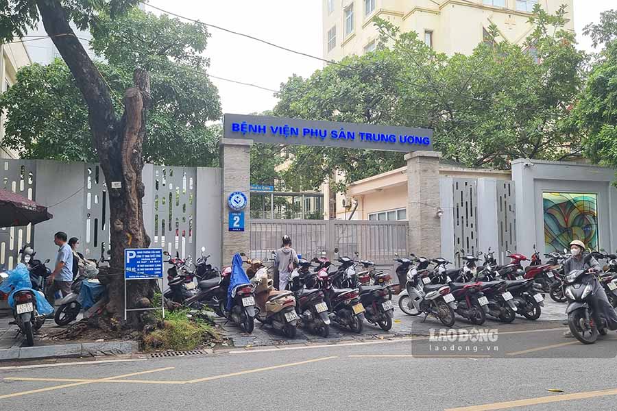 The parking lot on the sidewalk of Trieu Quoc Dat street (Hanoi) is often crowded with vehicles entering and leaving. Photo: The Ky