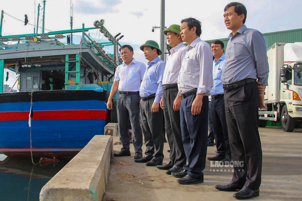 Phó Chủ tịch Thường trực UBND tỉnh Gia Lai Nguyễn Tuấn Thanh kiểm tra hiện trường vụ cháy. Ảnh: Trọng Bơi