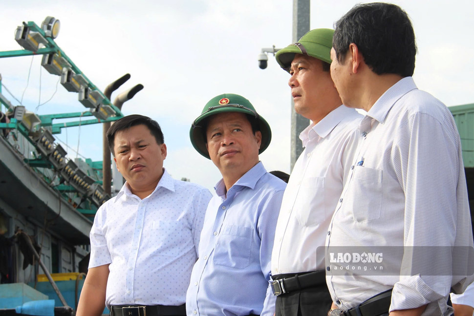 Ông Nguyễn Tuấn Thanh chỉ đạo triển khai các chính sách hỗ trợ ngư dân có tàu thiệt hại. Ảnh: Trọng Bơi
