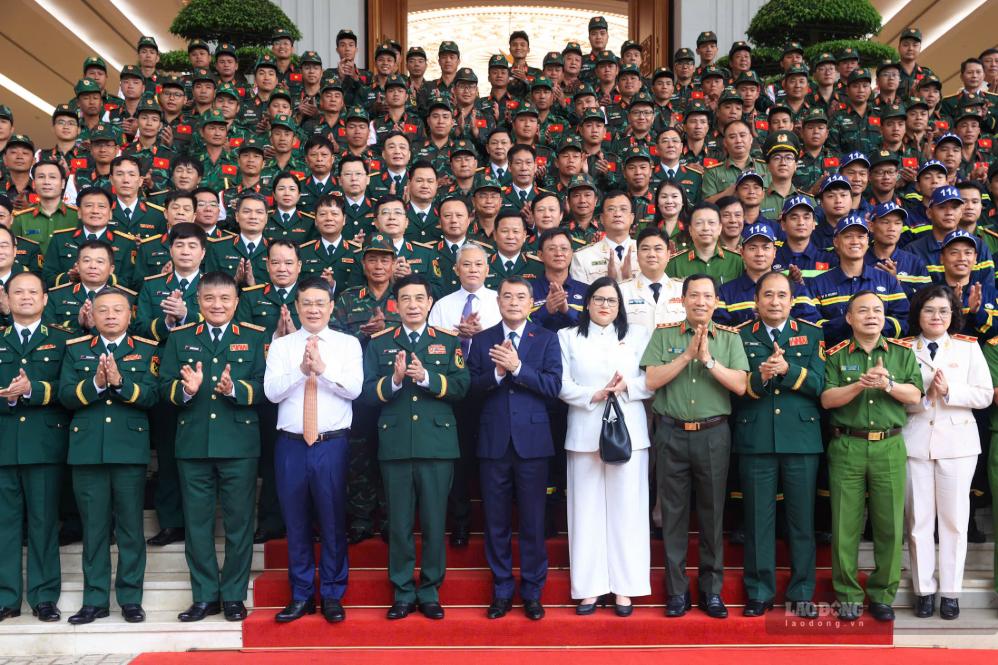Thủ tướng Lê Minh Hưng và các đại biểu, cán bộ, chiến sĩ tại lễ tuyên dương. Ảnh: Hải Nguyễn