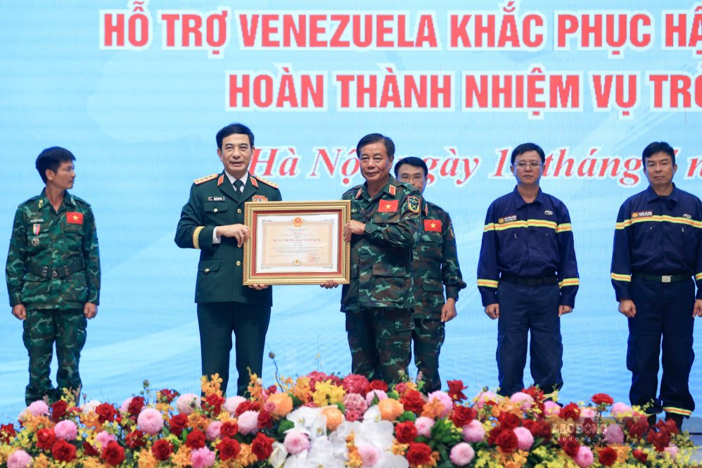Đại tướng Phan Văn Giang trao Huân chương Bảo vệ Tổ quốc hạng Nhì, hạng Ba cho các cá nhân tại lễ tuyên dương. Ảnh: Hải Nguyễn  