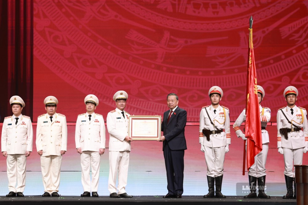 Tổng Bí thư, Chủ tịch nước Tô Lâm trao Huân chương Sao vàng cho lực lượng An ninh nhân dân tại lễ kỷ niệm. Ảnh: Hải Nguyễn
