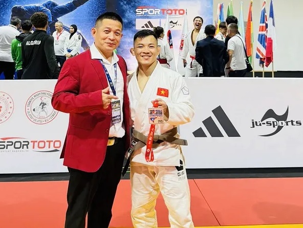 武道家ダオ・ホン・ソン(白いシャツ)は、2026年アジア選手権のメダル獲得に集中します。写真:ブイ・ティエン