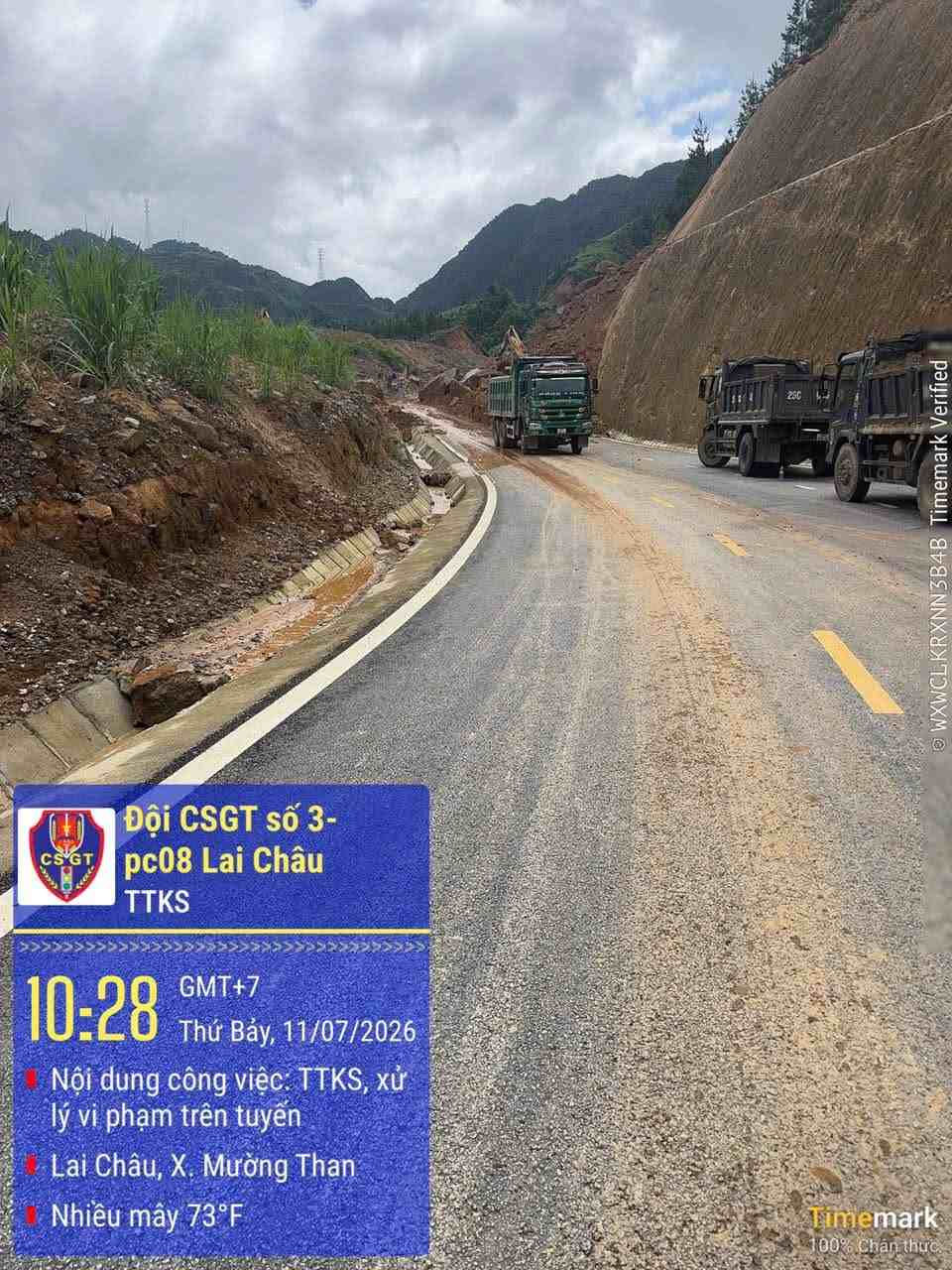 Lực lượng chức năng đang xử lý một điểm sạt lở. Ảnh: CSGT Lai Châu