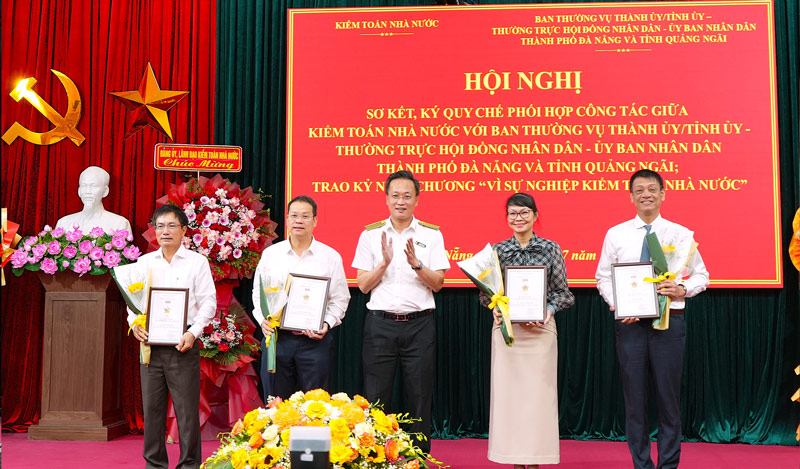 Tổng Kiểm toán Nhà nước Nguyễn Hữu Nghĩa trao “Kỷ niệm chương vì sự nghiệp phát triển Kiểm toán Nhà nước” cho các đồng chí lãnh đạo địa phương, sở, ngành. Ảnh: KTNN