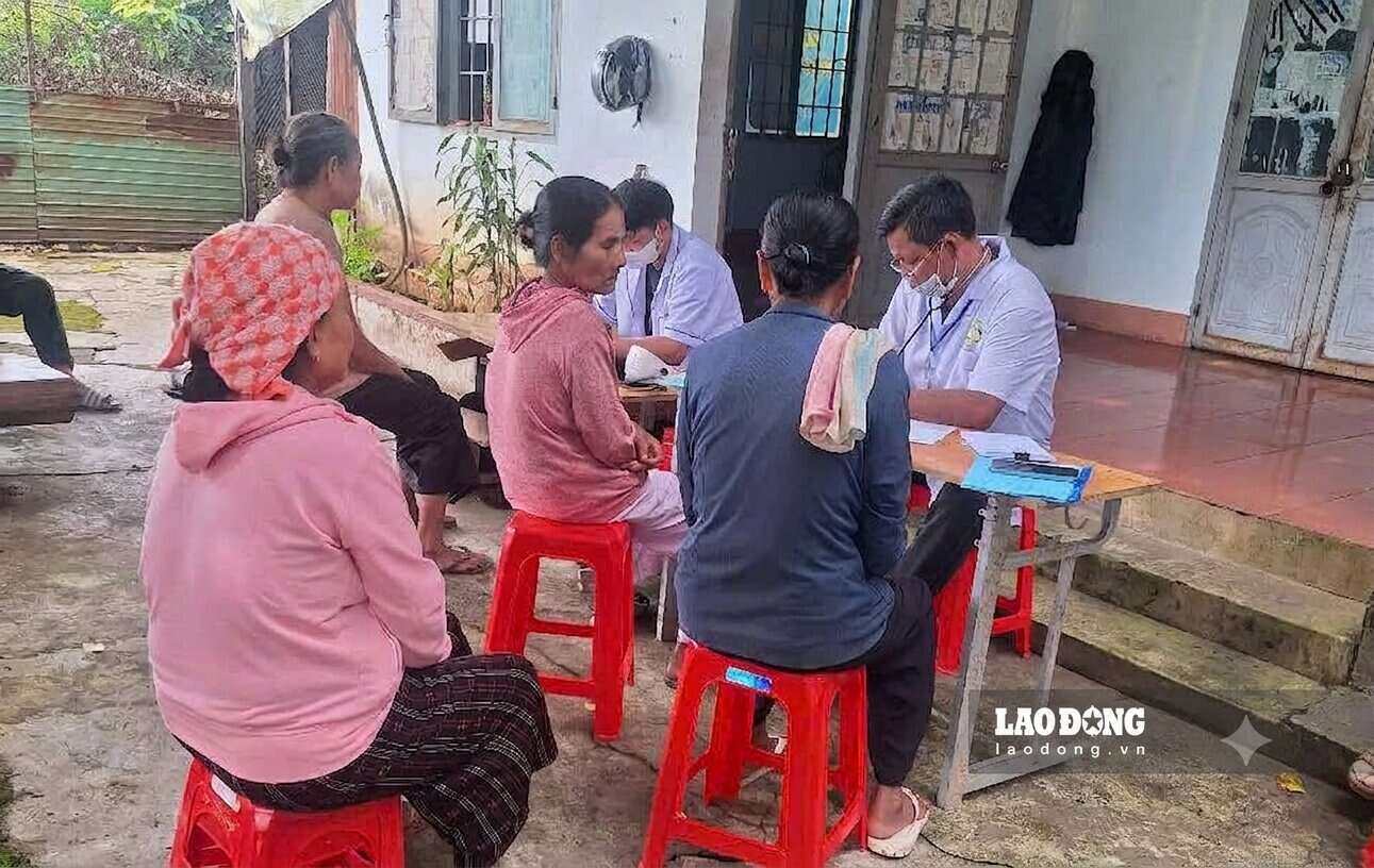 Doctors examine the health of people in Buon Don commune, Dak Lak province. Photo: Bao Trung