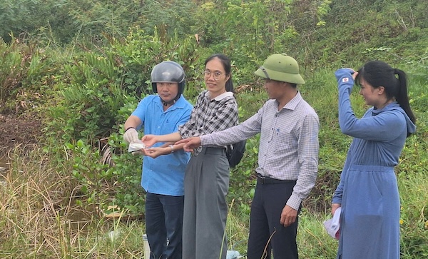 Lấy mẫu cá chết để kiểm tra, là rõ nguyên nhân. Ảnh: Sở Nông nghiệp và Môi trường tỉnh Quảng Trị