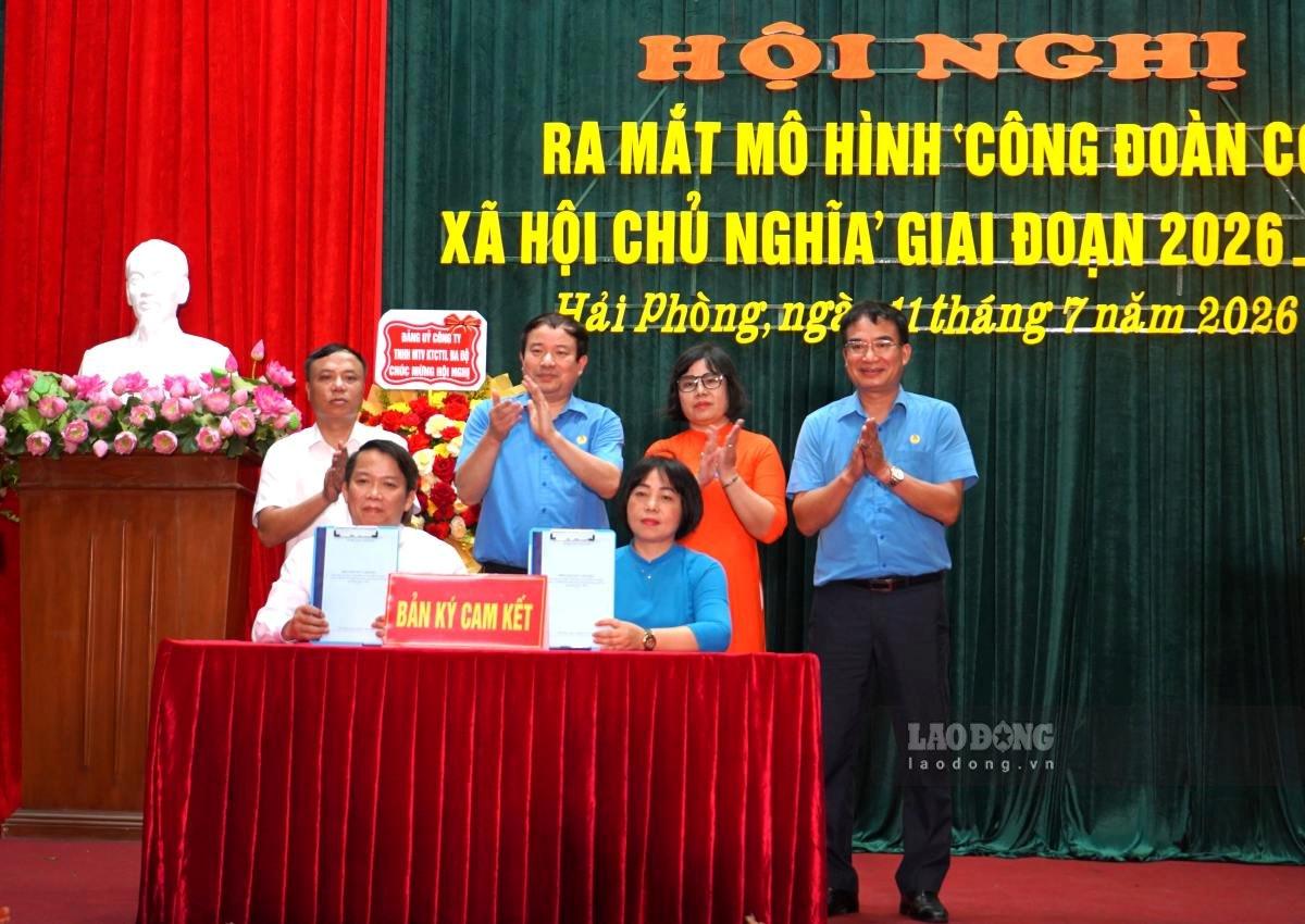 La empresa y el sindicato de la empresa de responsabilidad limitada de un solo miembro de explotación de obras hidráulicas Da Do (Hai Phong) firman un programa de coordinación para implementar el modelo. Foto: Mai Dung