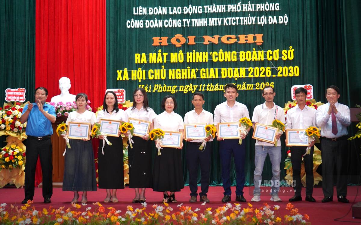 Công đoàn khen thưởng đoàn viên, người lao động có thành tích xuất sắc. Ảnh: Mai Dung