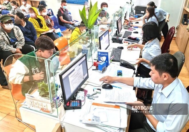 Due to work requirements of agencies and organizations or failure to arrange replacements, public employees have not been dismissed. Photo: Nam Duong