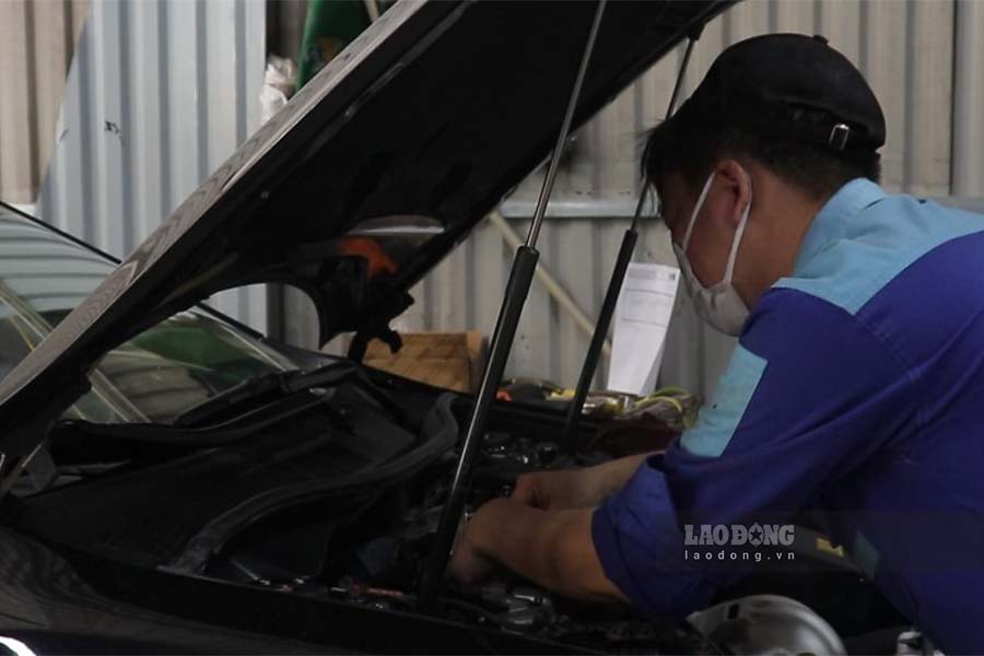 Cars replacing windshields may not have been hit by accidents. Checking the body, A-pillar and paint helps to determine the cause more accurately. Photo: Thai Manh