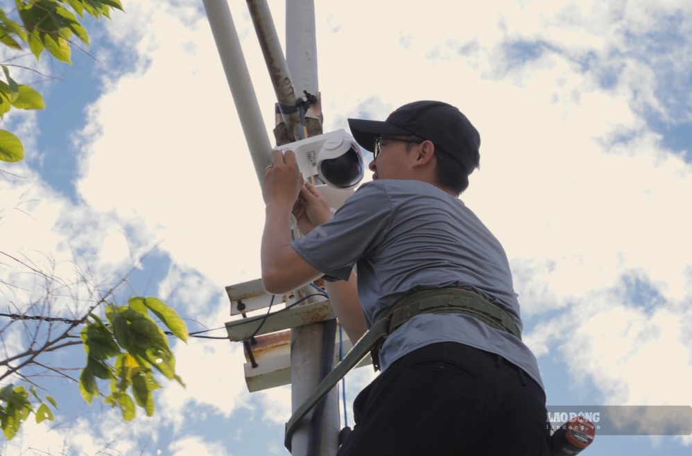 Trung tâm Dịch vụ tổng hợp phường Đồng Hới triển khai lắp camera giám sát vấn nạn đổ trộm rác thải. Ảnh: Nguyễn Luân