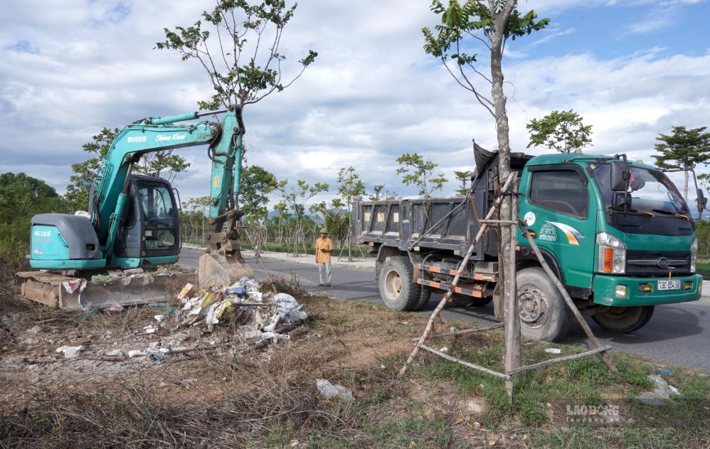 Dong Hoi Ward General Service Center has mobilized forces and vehicles to collect the amount of accumulated waste after the reflection of Lao Dong Newspaper. Photo: Nguyen Luan