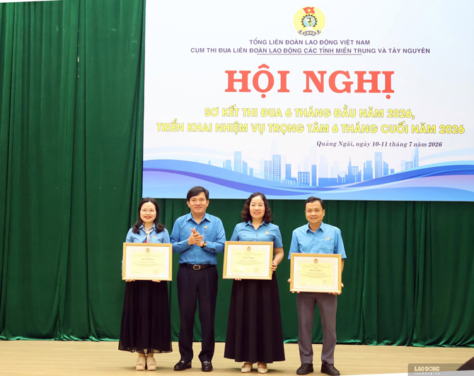Vice President of the Vietnam General Confederation of Labor Nguyen Xuan Hung awarded certificates of merit to individuals and collectives with achievements in Trade Union activities. Photo: Thanh Tuan
