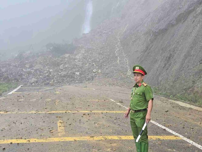 10 landslide points appear on National Highway 279 in Lai Chau. Photo: Lai Chau Police