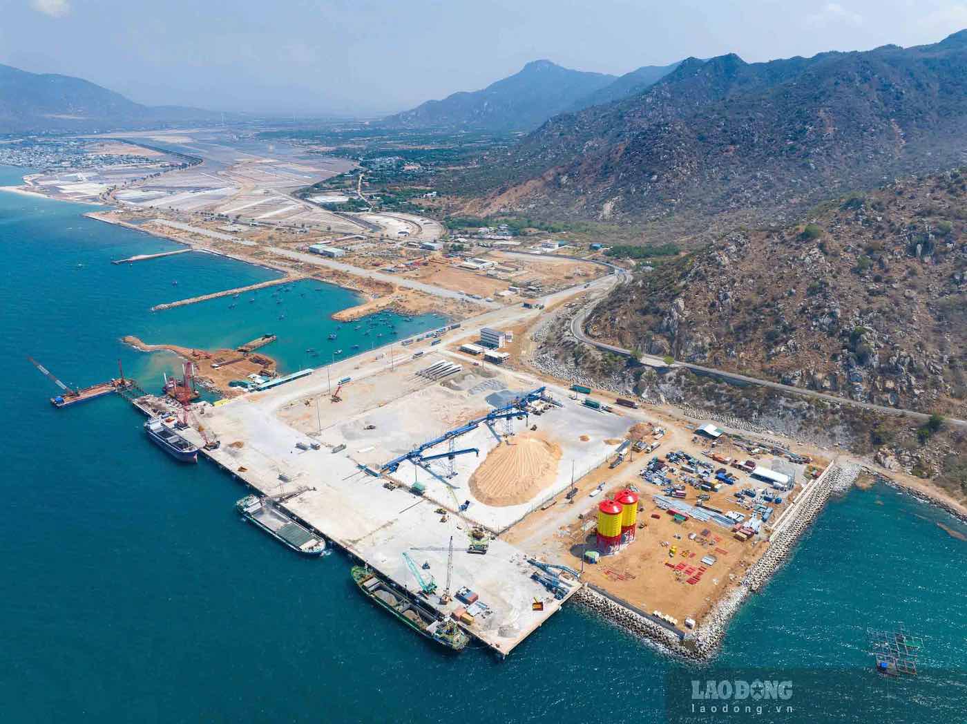 Functional agencies in Khanh Hoa set a goal to develop a modern seaport system. Photo: Huu Long