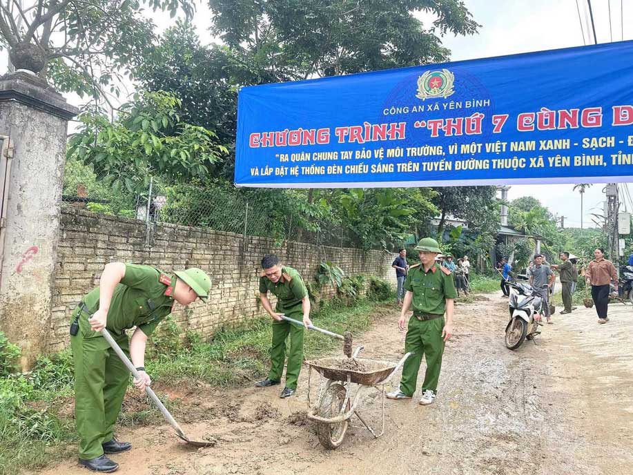 Chương trình “Thứ 7 cùng dân” góp phần cải thiện cảnh quan và bảo đảm an ninh tại địa phương. Ảnh: Công an xã Yên Bình