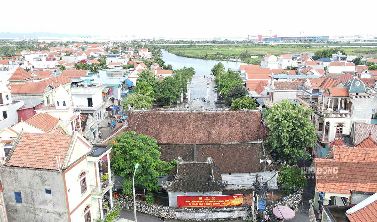 Trước đình là một dòng sông nhỏ chảy qua (sông cửa đình).