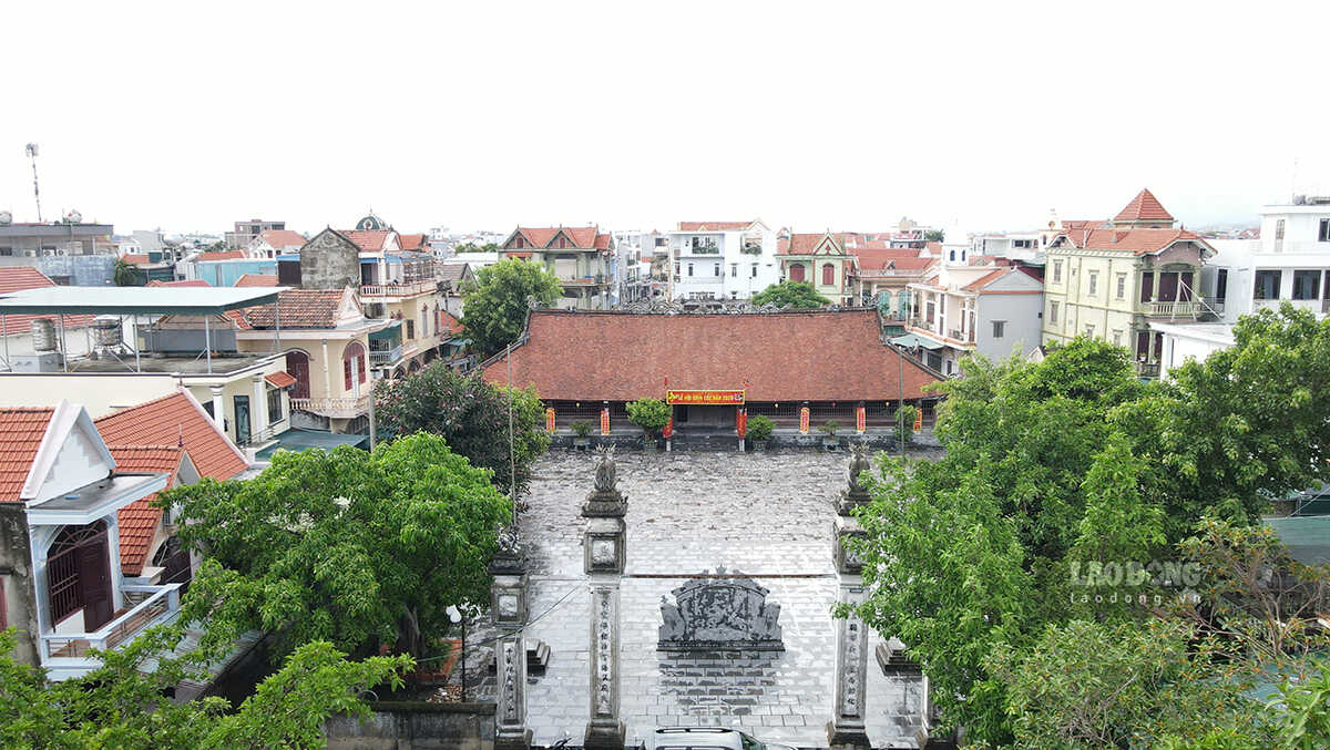 Đình Cốc hay còn có tên đình Phong Cốc nằm trên một khu đất rộng hơn 5.200m2, thuộc phường Phong Cốc, tỉnh Quảng Ninh. Thông tin từ phường Phong Cốc, tên đình Cốc xuất phát từ vị trí địa lý của mảnh đất dựng đình giống hình con chim cốc, đình được được đặt ở vị trí thân con cốc.