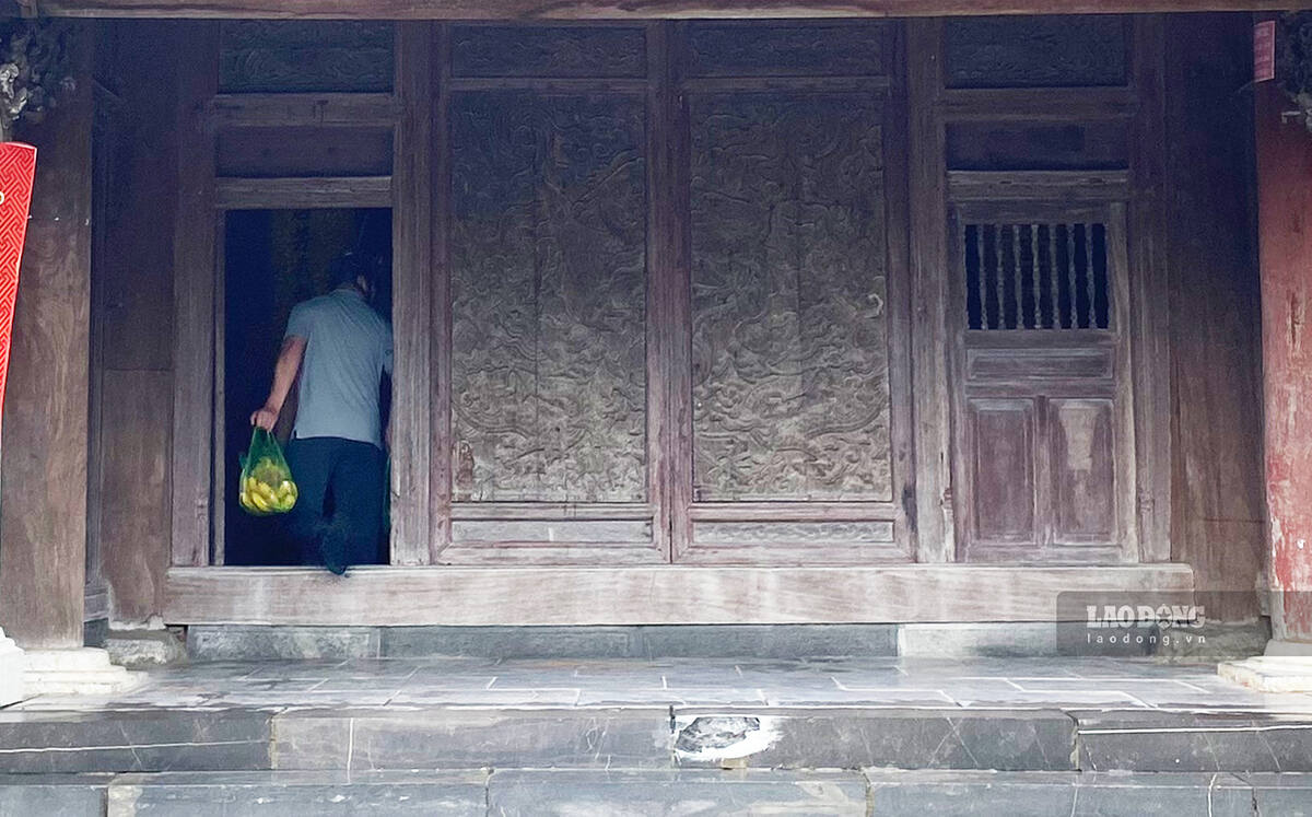 Trước cửa đình còn nguyên vẹn hai cánh cửa chính to lớn bằng gỗ lim trạm trổ hình rồng và chim phượng.