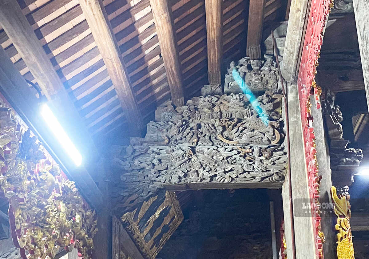 Đình Cốc với kỹ thuật chạm kênh bong nhiều lớp tinh vi điêu luyện, chủ yếu dùng mảng khối và bố cục phóng khoáng để diễn đạt các đề tài sinh hoạt và tứ linh đạt tới đỉnh cao của điêu khắc đình làng của thế kỷ XVII, XVIII. Đây là thời kỳ kiến trúc, điêu khắc đình làng ở Việt Nam phát triển rực rỡ.