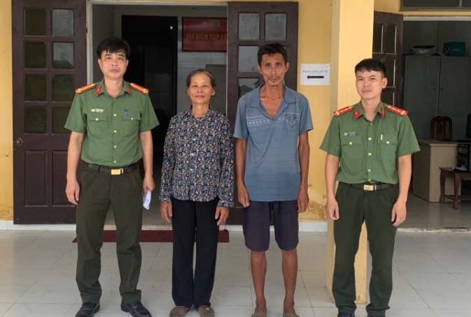 Tay Thai Ninh Commune Police assist in finding relatives for the lost man. Photo: Hung Yen Provincial Police
