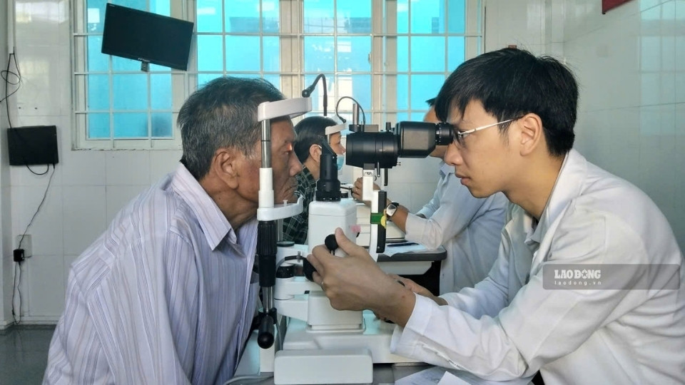 The team of doctors and nurses examines the eyes and advises on eye care for people. Photo: Hoang Loc