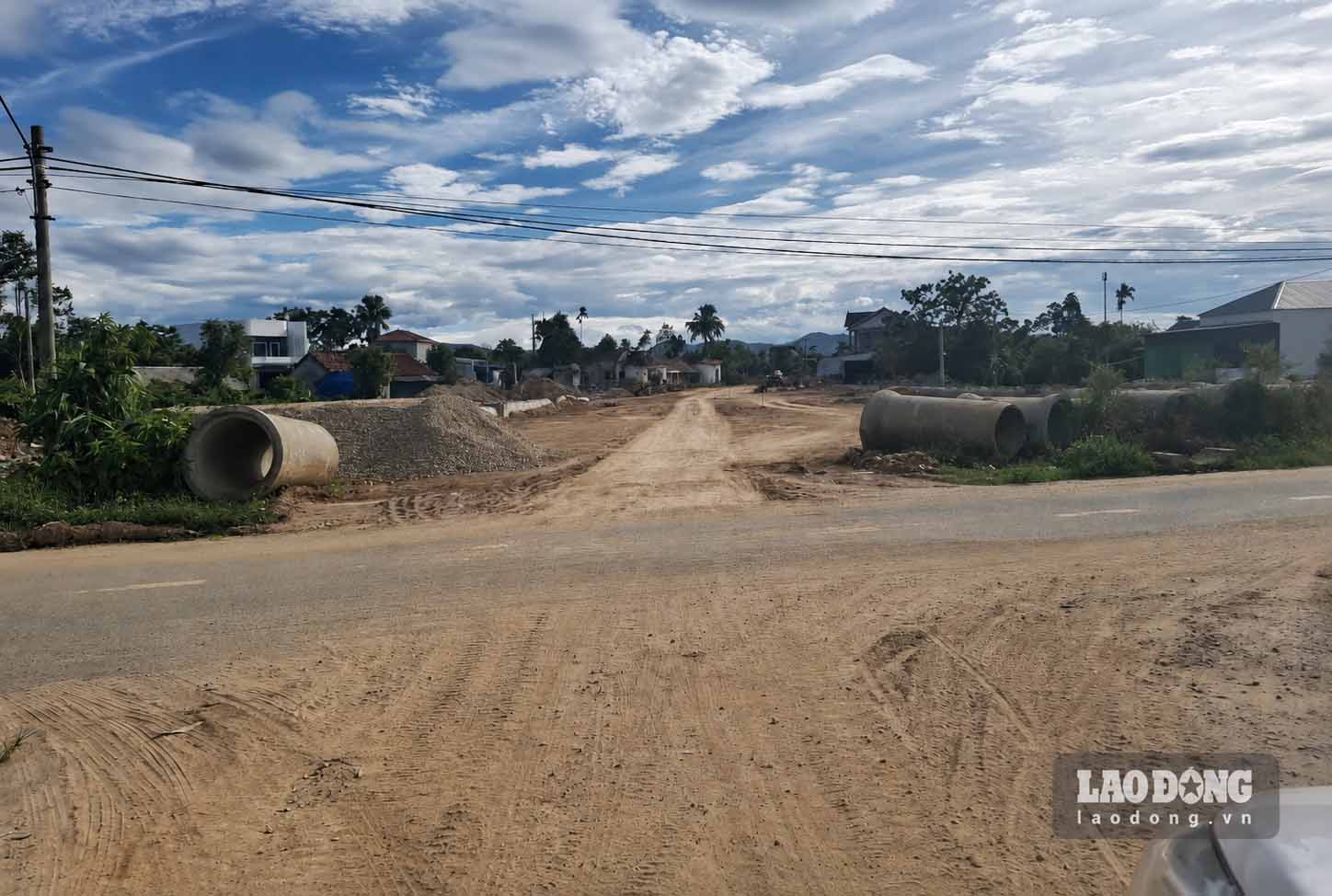 After many years of obstacles, the Ham Nghi extended road project has basically completed site clearance, and the contractor is accelerating construction. Photo: Tran Tuan