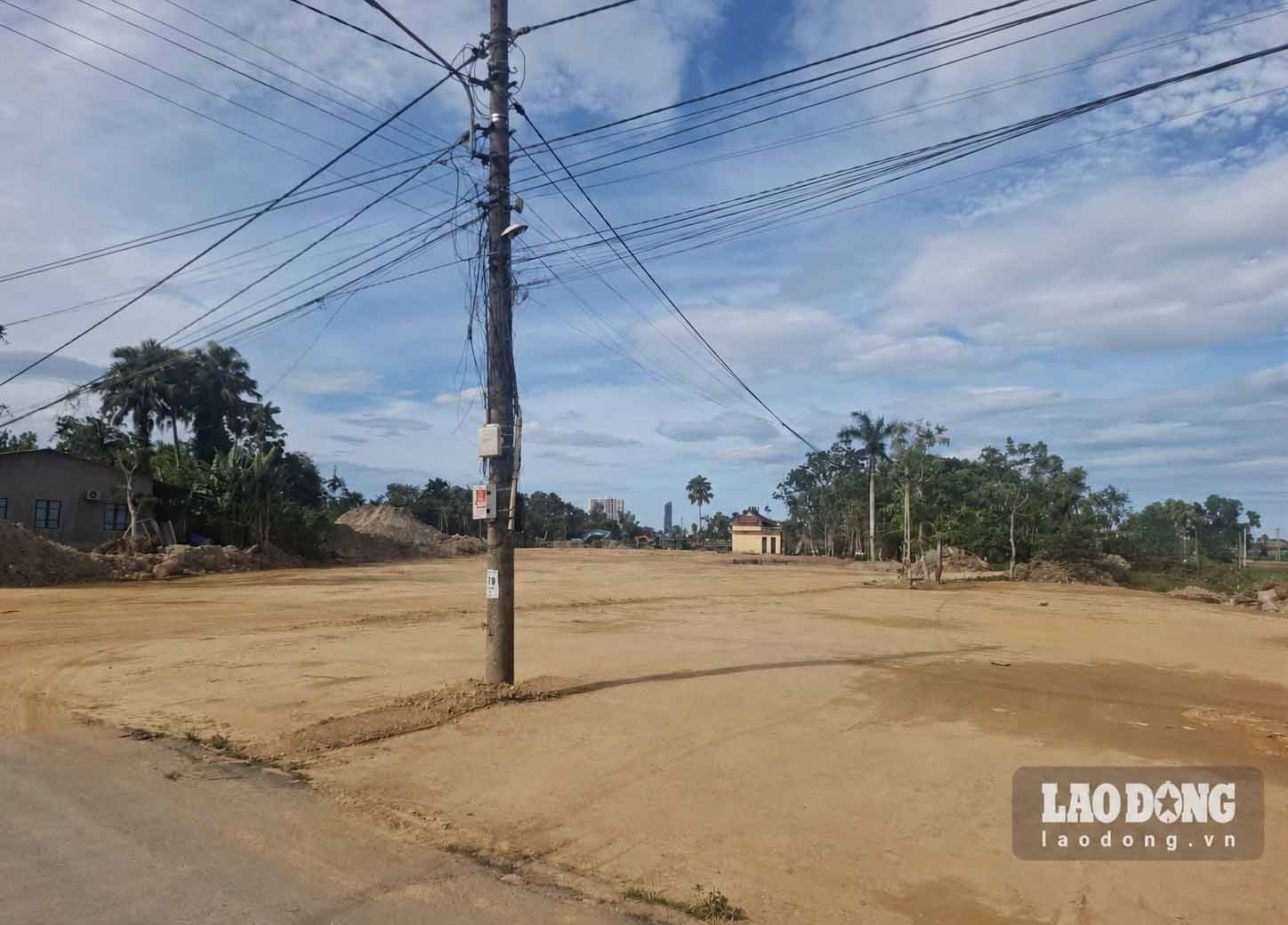 Hiện dự án vẫn còn vướng một số cột điện và 2 nhà thờ chưa tháo dỡ. Ảnh: Trần Tuấn