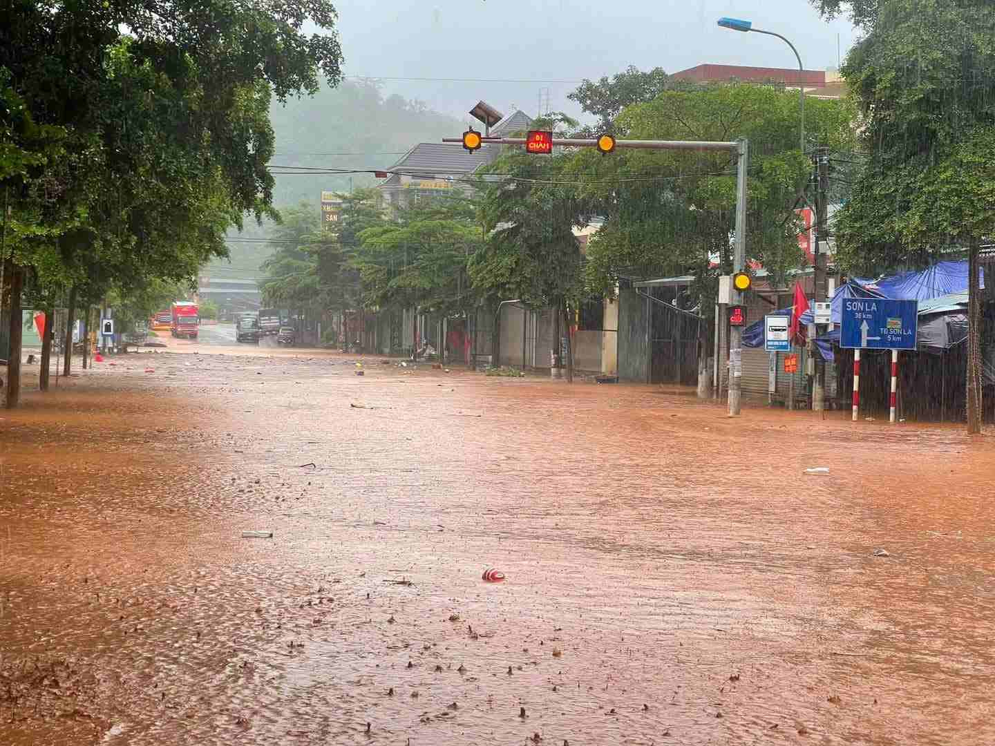 The muddy flood surrounds the streets of Son La. Photo: Son La Provincial Information Portal