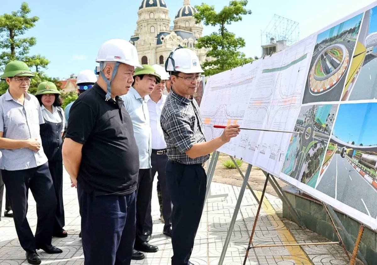Chủ tịch UBND TP Hải Phòng Đỗ Thành Trung kiểm tra tiến độ dự án nút giao. Ảnh: Cổng TTĐT Hải Phòng
