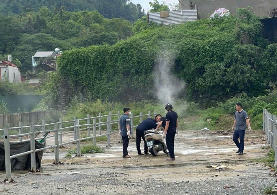 기능 부대는 전염병 확산을 막기 위해 처리를 진행하고 있습니다. 사진: 라오까이성 박하사 인민위원회